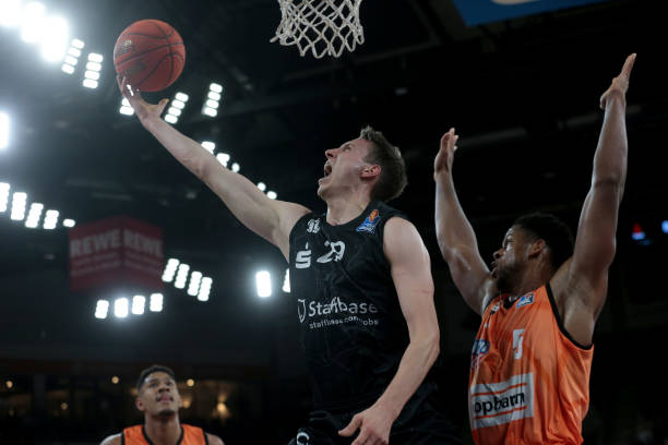 球队发出一 球队发出一